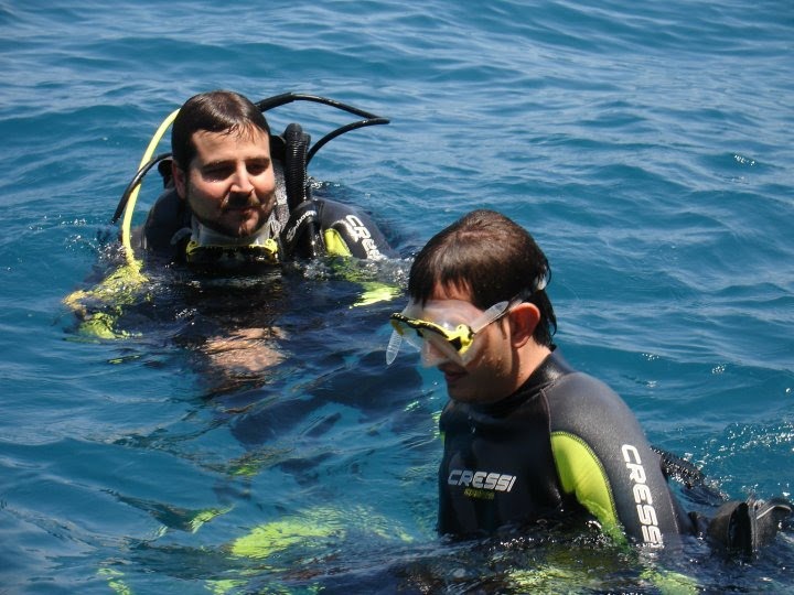 Felipe y Jesus en superficie con equipo de buceo