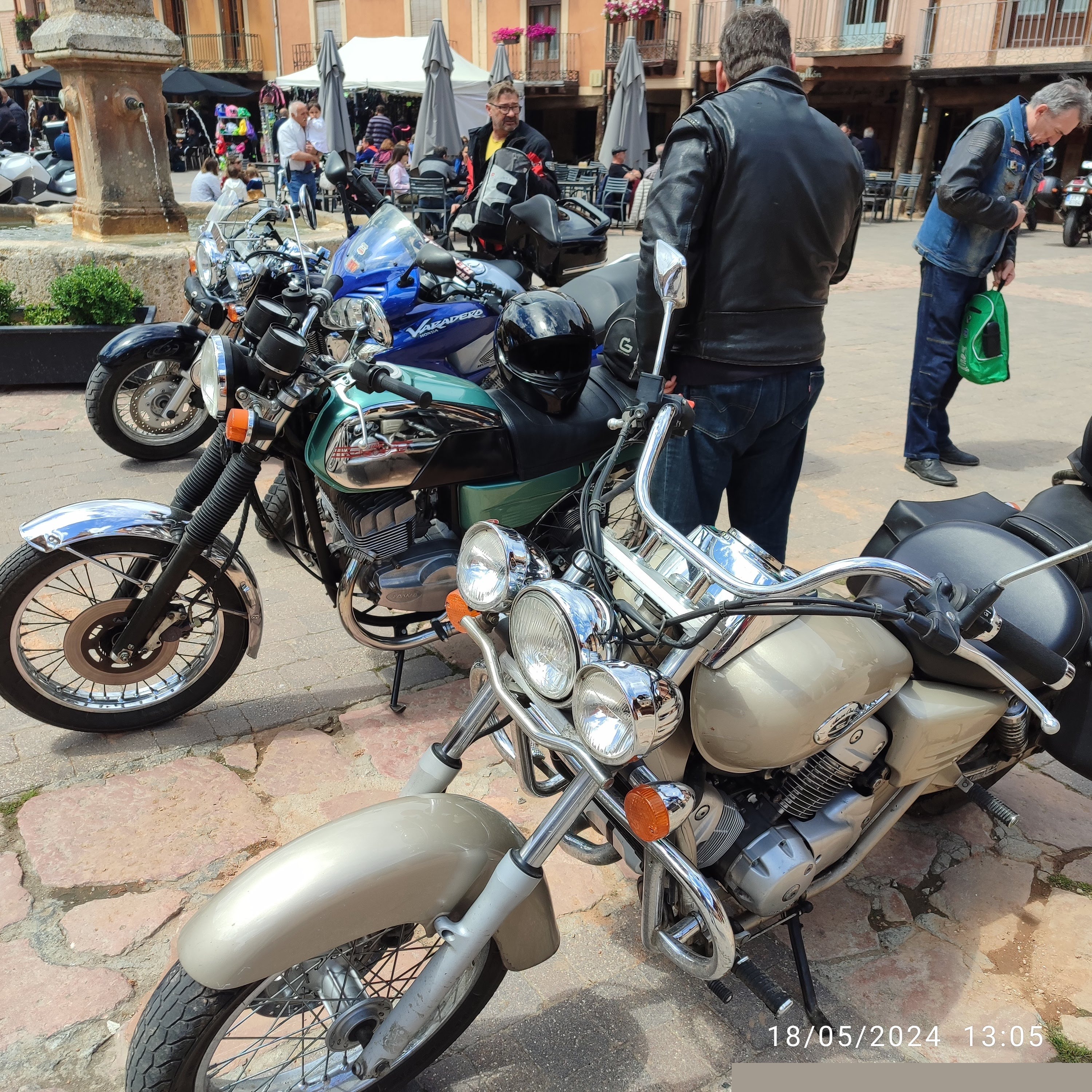 Concentración motera en plaza, Honda Varadero y Moto Guzzi