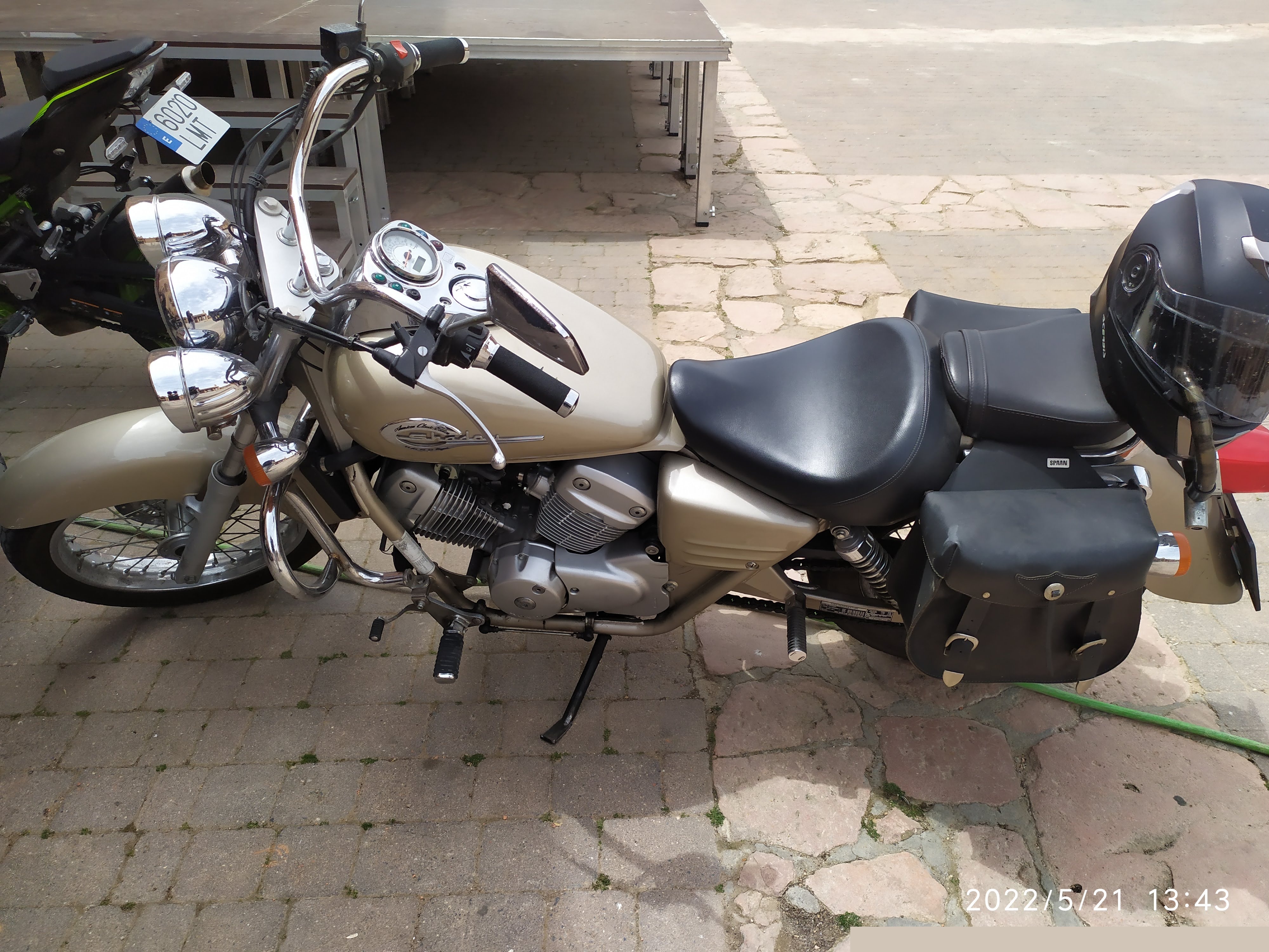 Moto dorada aparcada en plaza medieval