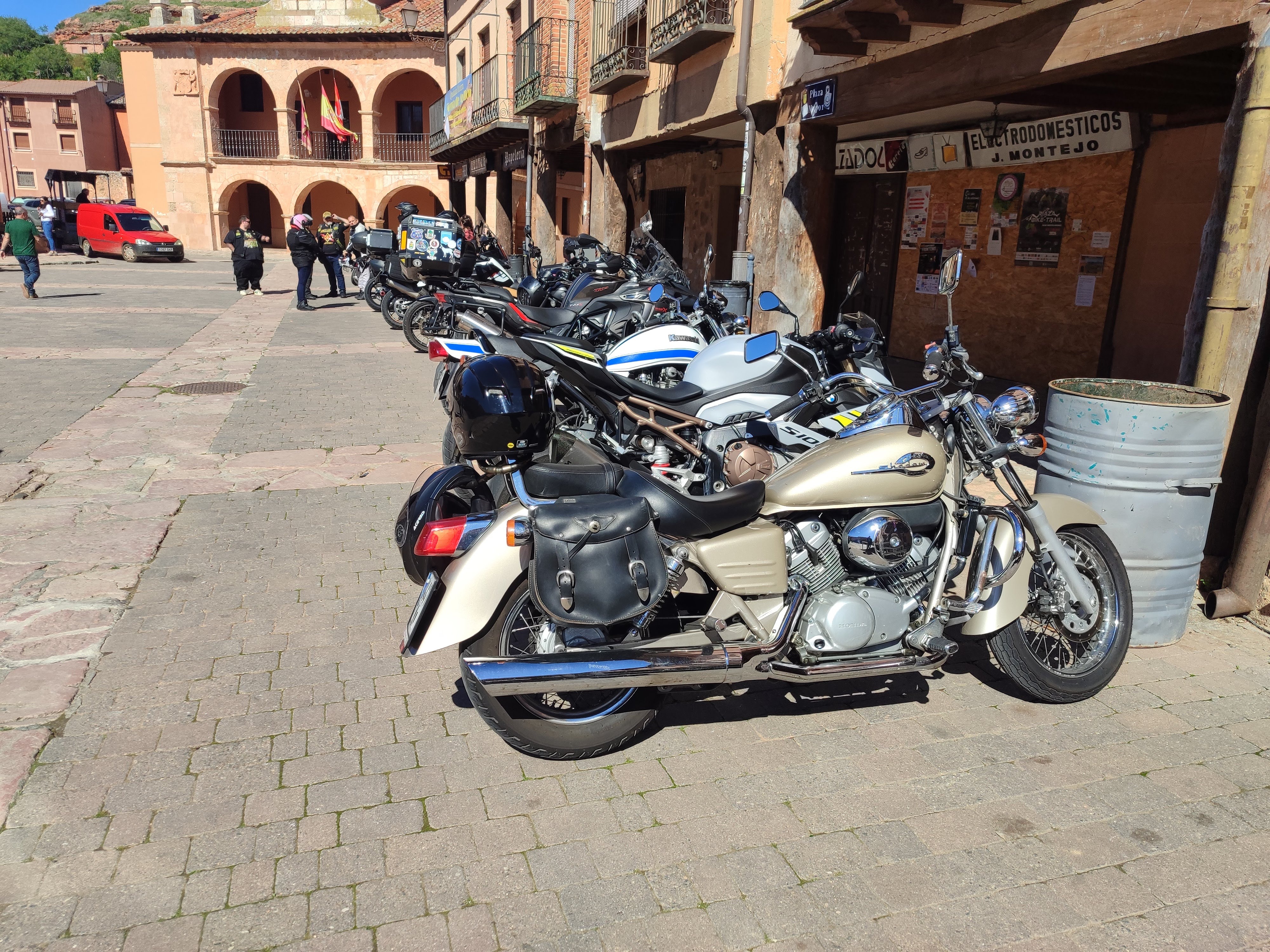 Motos aparcadas en plaza con soportales medievales