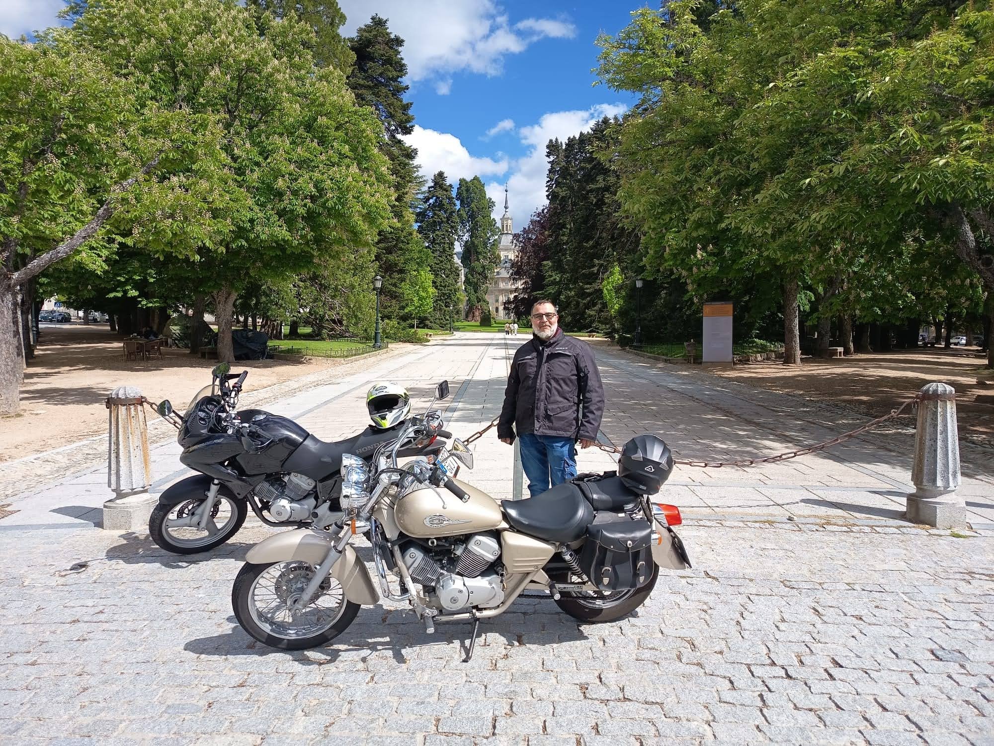 Jesús Roales posando con su moto en avenida arbolada