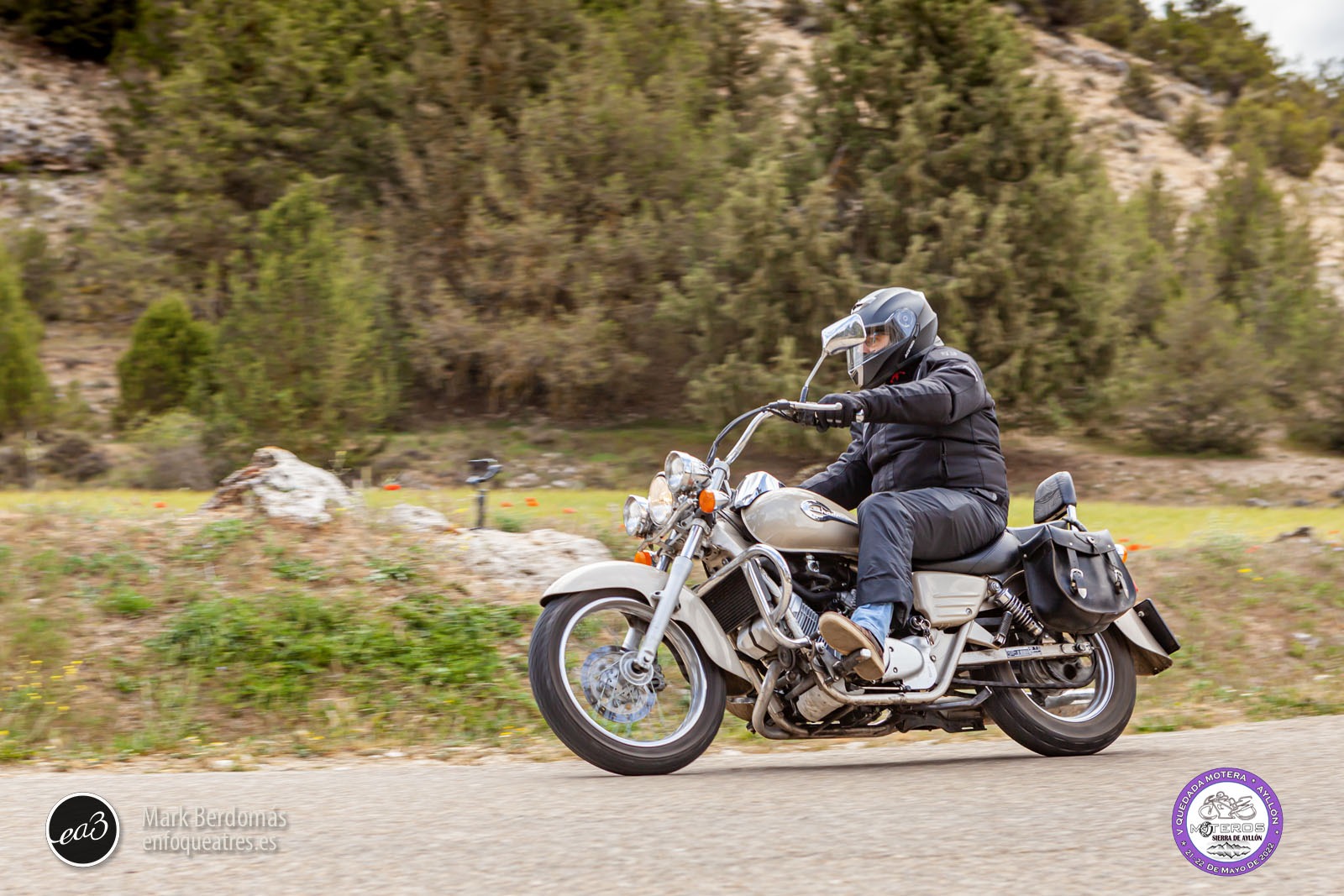 Foto profesional rodando en curva por montaña