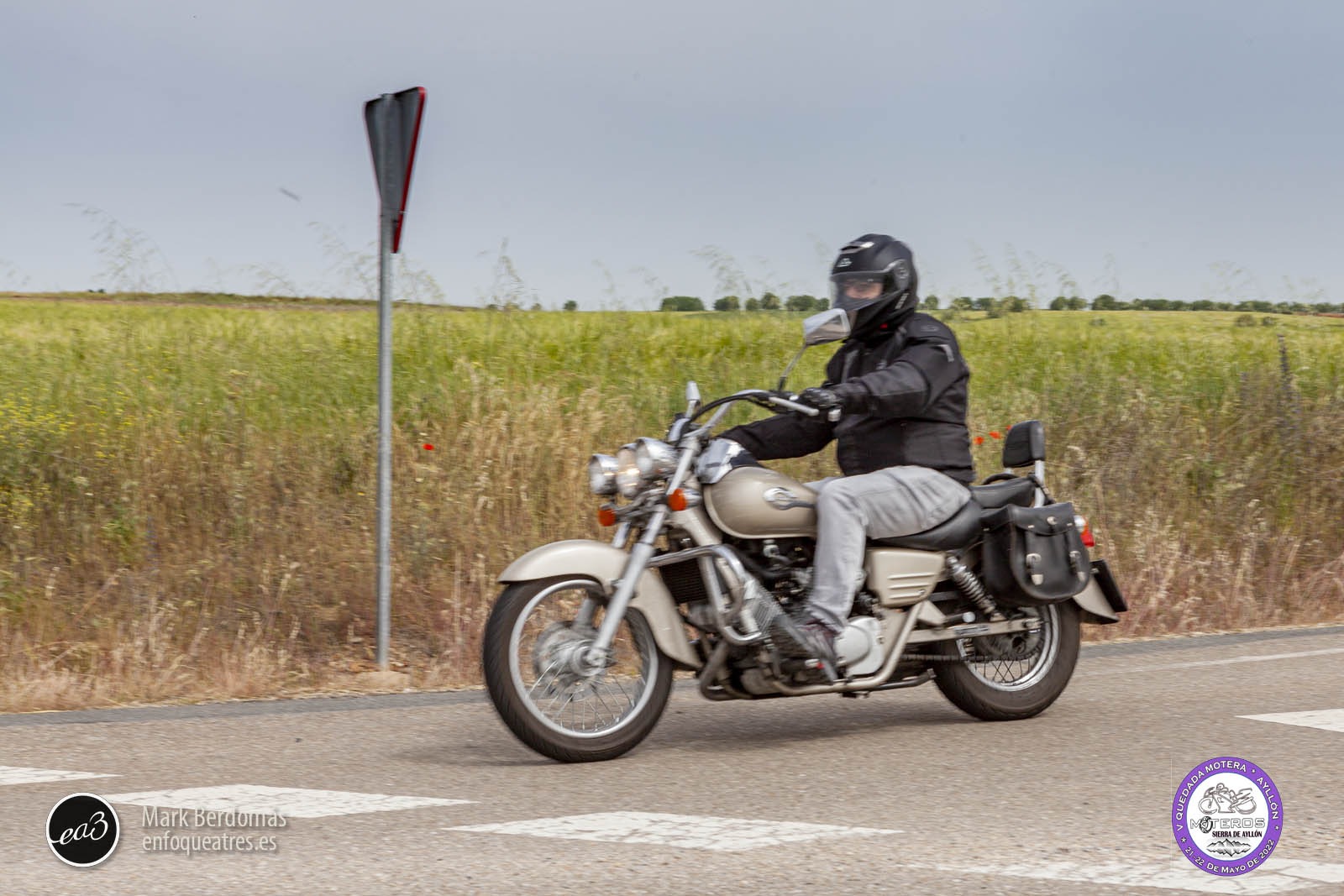 Foto profesional rodando en carretera